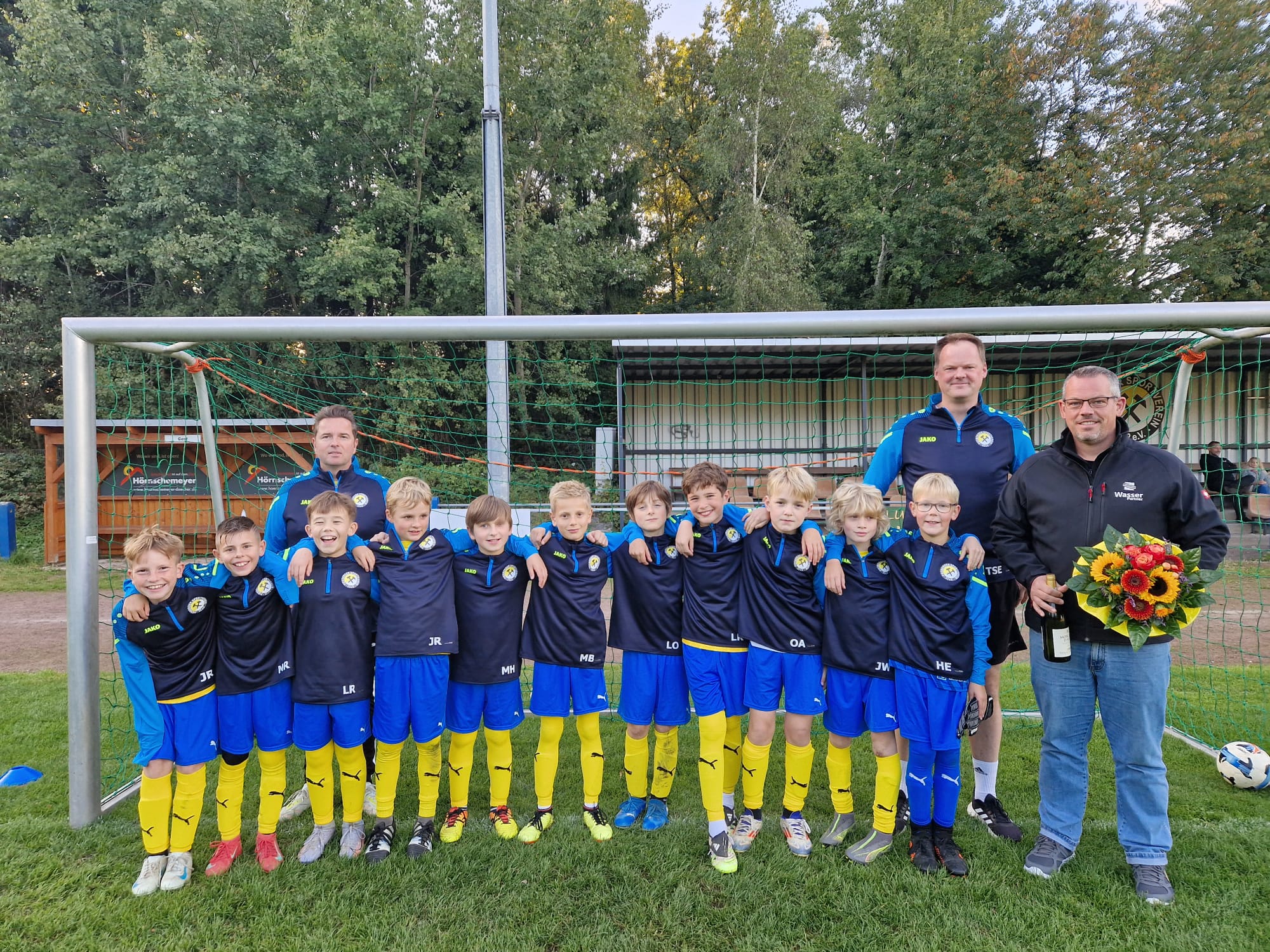 Großzügige Unterstützung für unsere Jugend-Wasser Partner Farin stattet auch die E-Jugend aus.